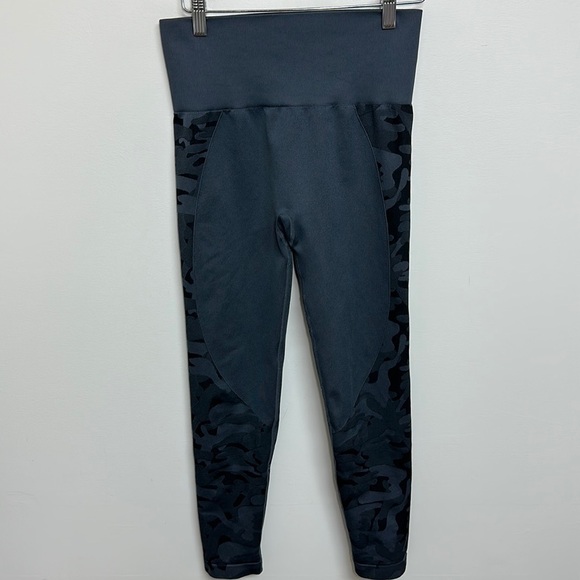 Zyia Gray Camo Performance Legging Medium - Picture 4 of 9